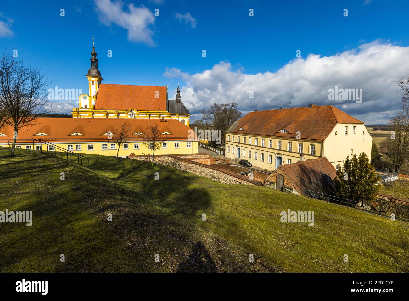 Barockkloster Neuzelle, Deutschland. Blick vom Weinberg auf die Kollegialkirche des Klosters Neuzelle und Nebengebäude. Heute beherbergt das Klostergelände auch eine Highschool und ein Internat Stockfoto