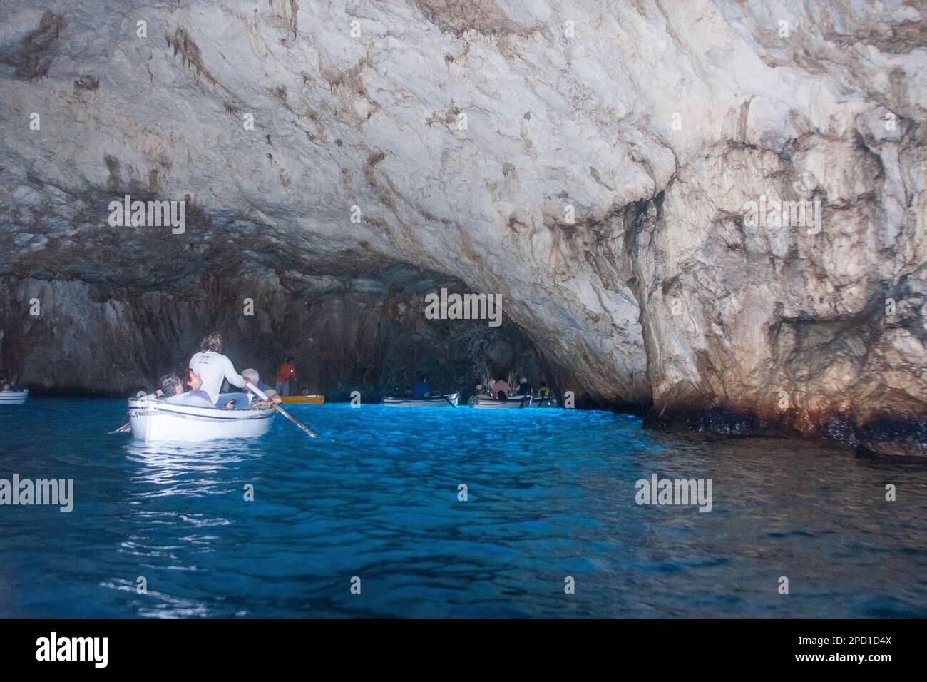 Boote und Ruderboote am Eingang zur Blauen Grotte, Capri, Italien Stockfoto