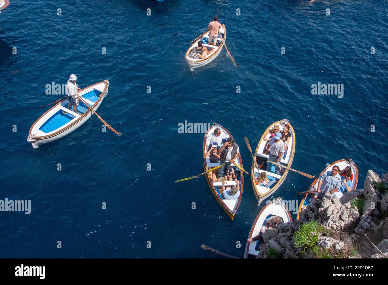 Boote und Ruderboote am Eingang zur Blauen Grotte, Capri, Italien Stockfoto