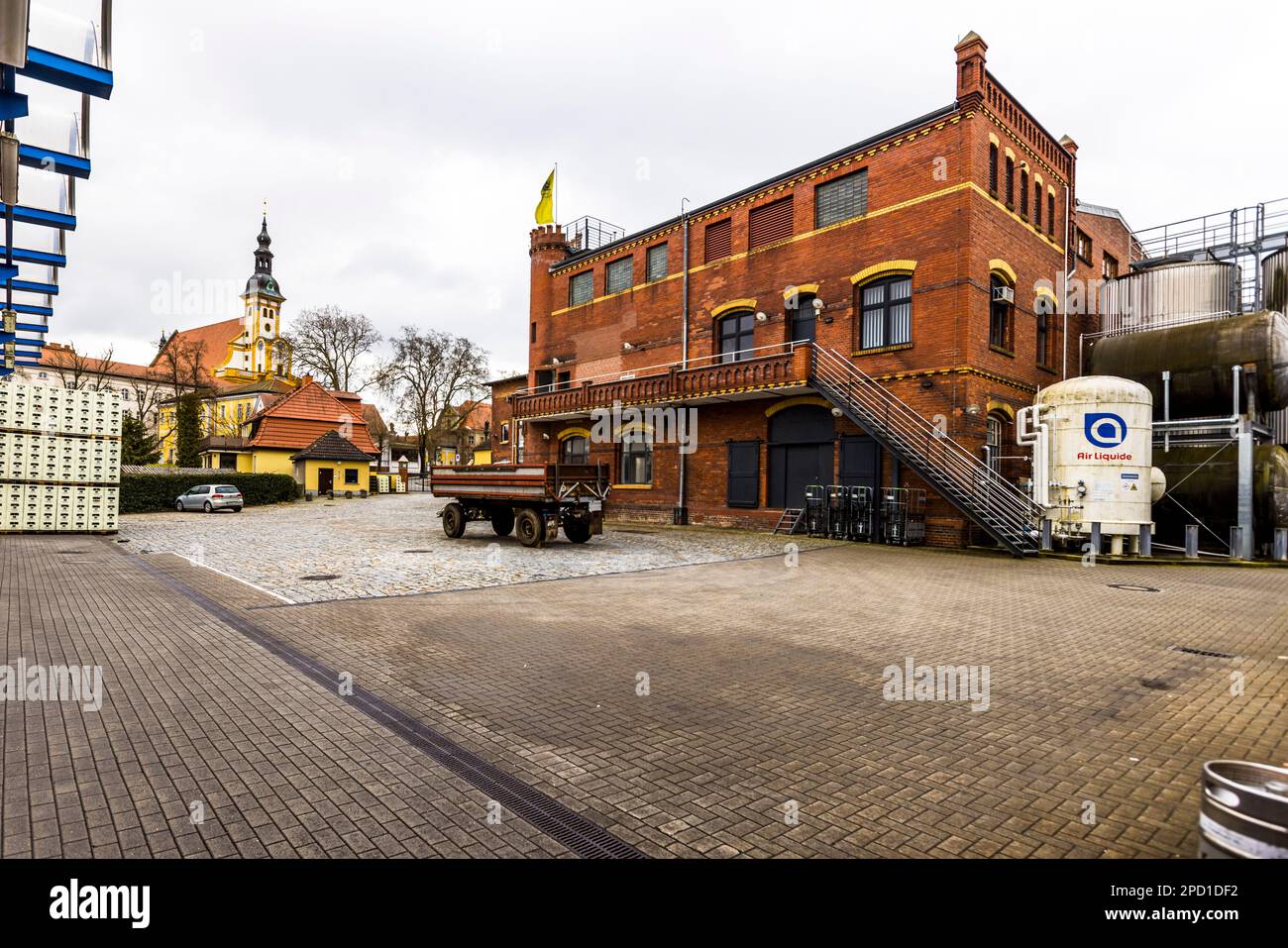 Die Brauerei befindet sich gegenüber dem barocken Kloster Neuzelle. An diesem Standort in Neuzelle wird seit über 400 Jahren Bier gebraut Stockfoto