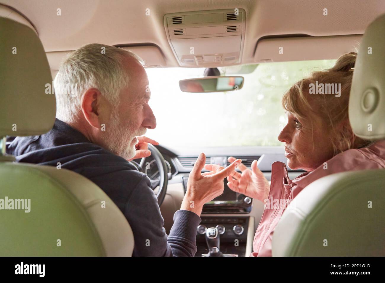 Seniorenfrau und -Mann streiten sich während einer Autofahrt Stockfoto