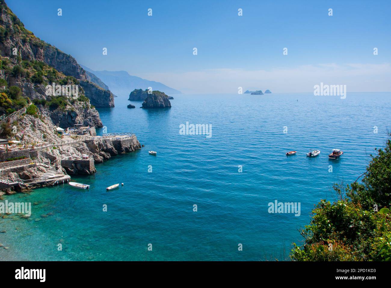 Das Hotel La Conca del Sogno an der Küste von Nerano, Massa Lubrense, Italien, ist ein kleines Fischerdorf an der Amalfiküste. Gegenüber der Insel Capri Stockfoto