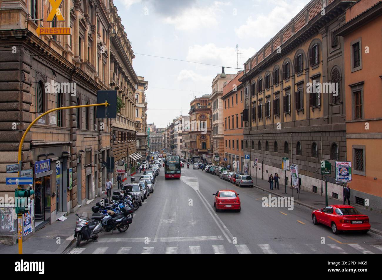 Touristen besichtigen die Stadt mit einem Hop-on-Hop-off-Doppeldecker-Tourbus in Rom, Italien Stockfoto