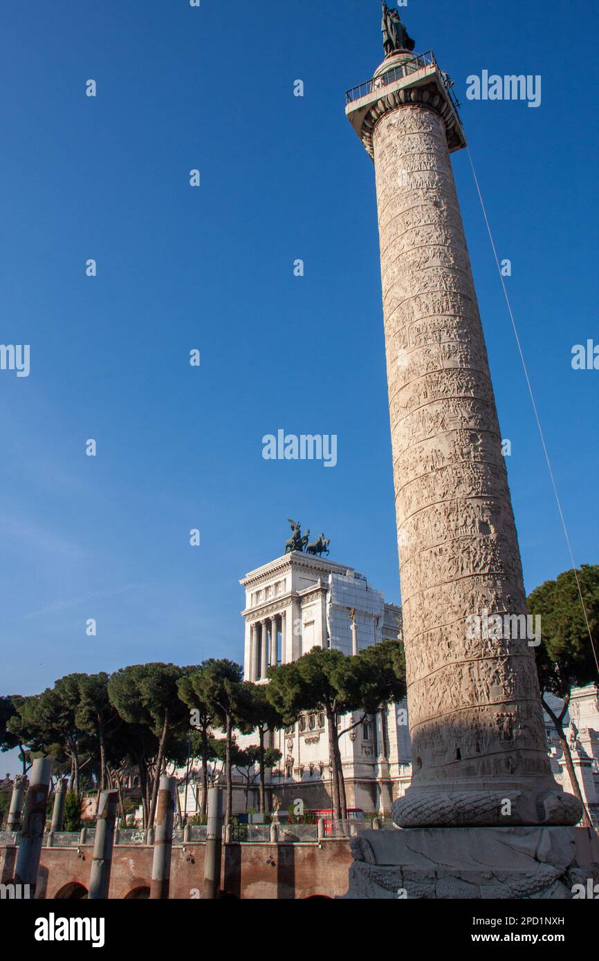 Trajanssäule (Italienisch: Colonna Traiana, Lateinisch: Columna Traiani) ist eine römische Triumphsäule in Rom, Italien, die dem römischen Kaiser Trajan gedenkt. Stockfoto
