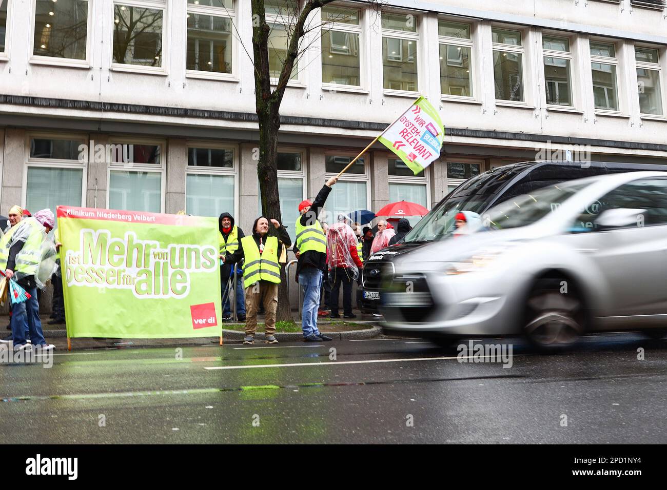 DÜSSELDORF, DEUTSCHLAND. 14. März 2023 Medizinisches Personal Strike Action. Mitglieder der Gewerkschaft Ver.di, die im medizinischen Beruf tätig sind, streiken für höhere Löhne. Die Gewerkschaftsmitglieder setzen sich für eine Gehaltserhöhung von 10,5 % oder mindestens €500 EUR ein. Streiks betreffen weiterhin medizinische Einrichtungen, Kindergärten, öffentliche Verkehrsmittel und kommunale Dienste. Kredit: Ant Palmer / Alamy Live News Stockfoto