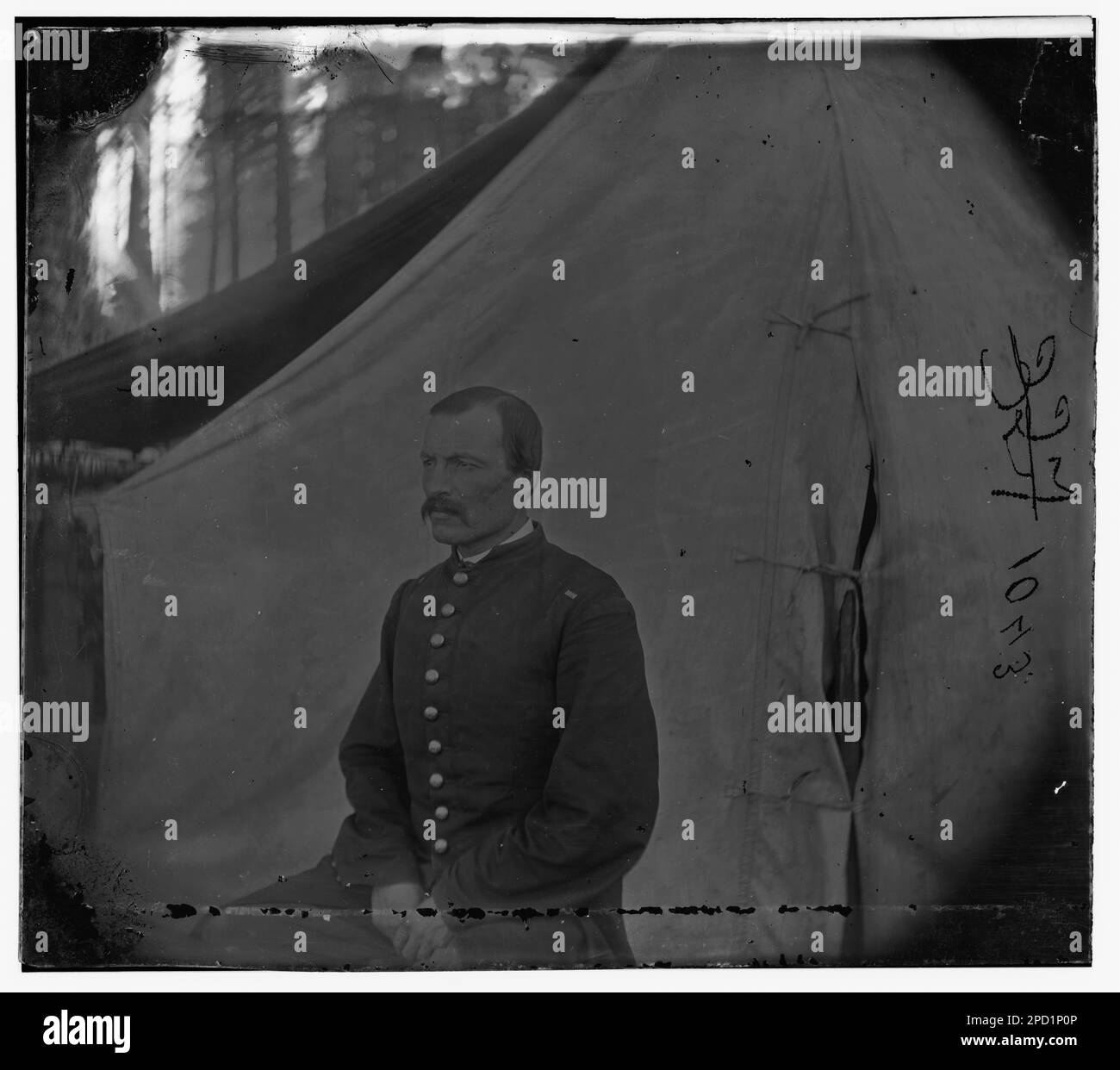 Petersburg, Virginia. Ein Soldat sitzt vor dem Zelt. Bürgerkriegsfotos, 1861-1865. Usa, Geschichte, Bürgerkrieg, 1861-1865. Stockfoto