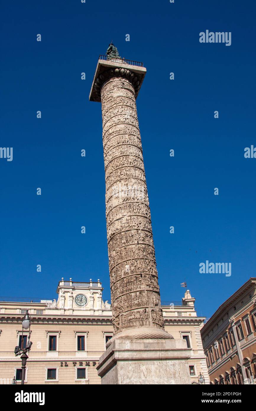 Trajanssäule (Italienisch: Colonna Traiana, Lateinisch: Columna Traiani) ist eine römische Triumphsäule in Rom, Italien, die dem römischen Kaiser Trajan gedenkt. Stockfoto