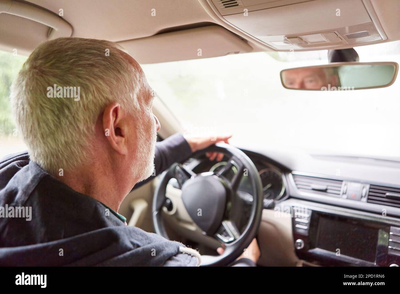 Pensionierter älterer Autofahrer während einer Urlaubsreise Stockfoto