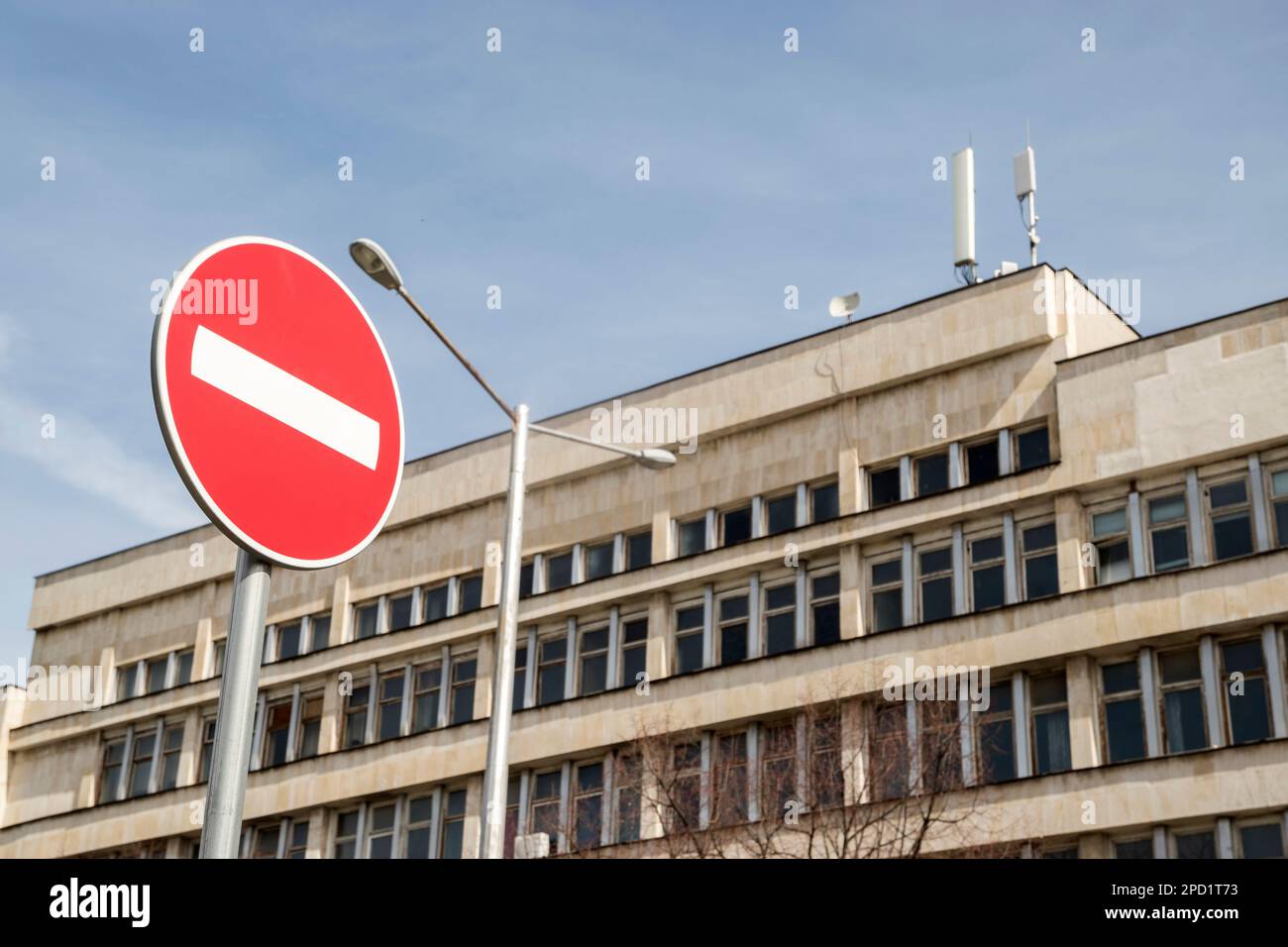 Antennenturm für GSM-Mobiltelefone auf dem Dach Stockfoto