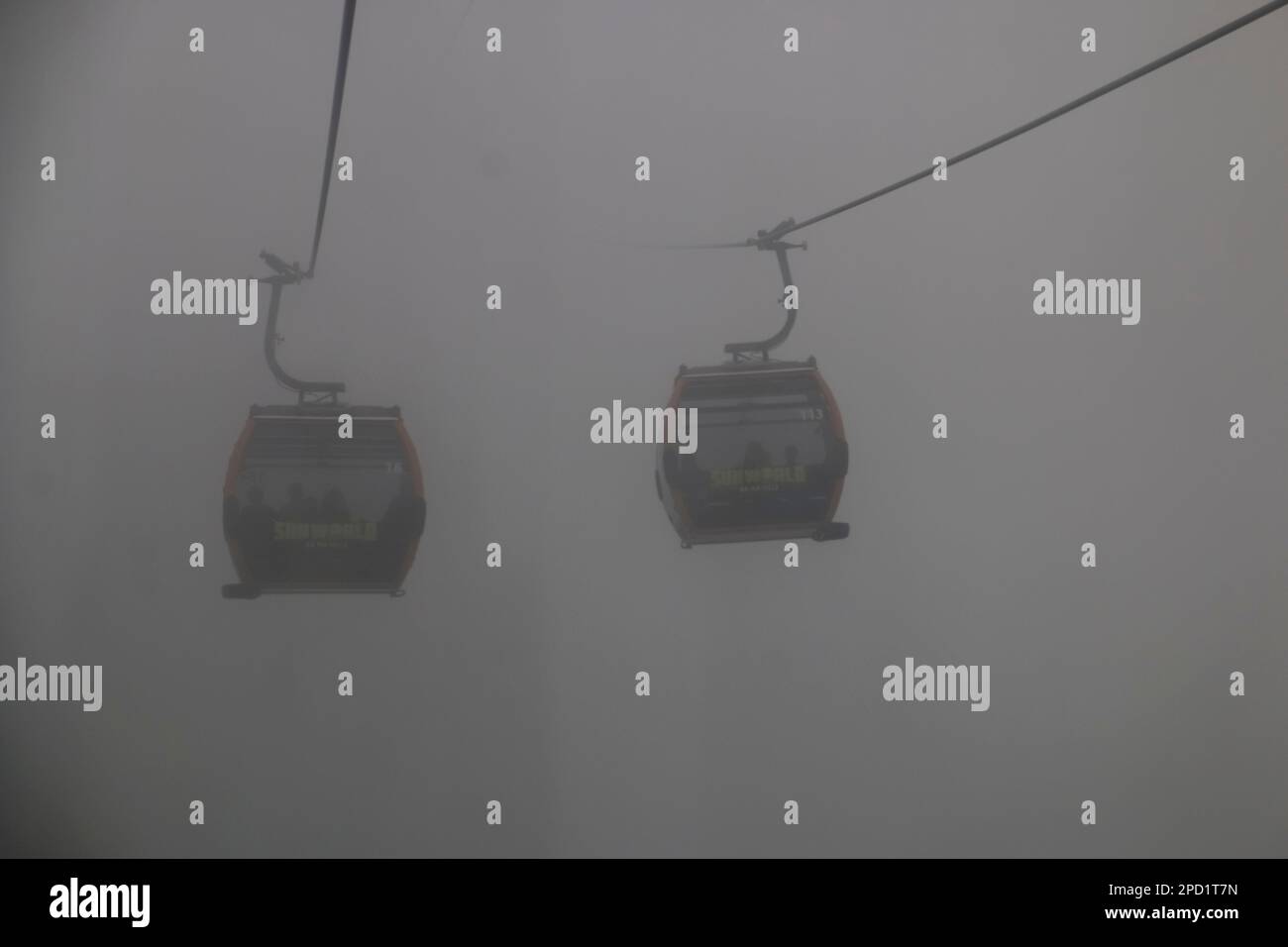 Seilbahn im Nebel, Sun World ist der Vergnügungspark auf dem Gipfel der Ba Na Hills, Danang, Da Nang, Vietnam Stockfoto