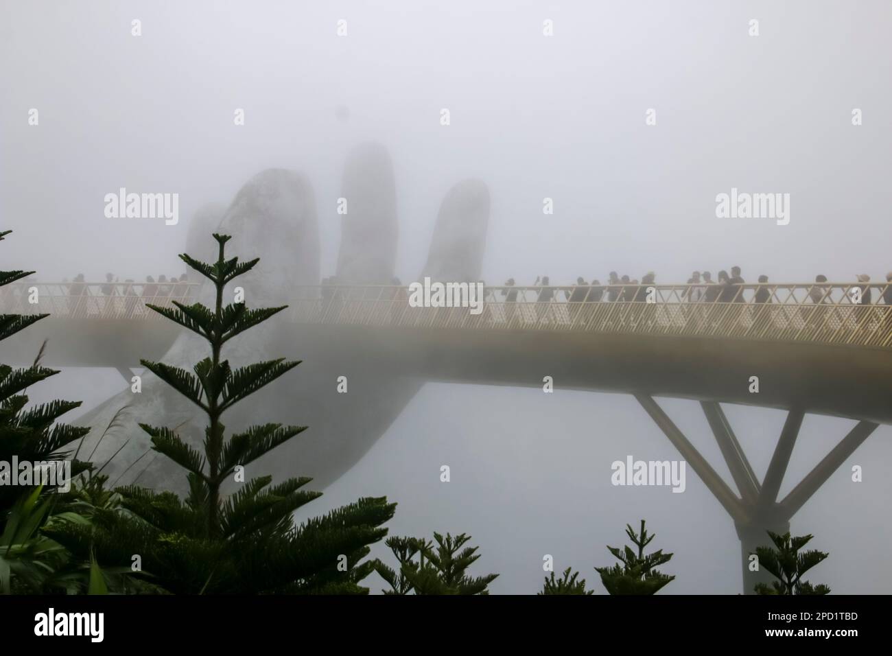 Golden Bridge im Nebel, Sun World ist der Vergnügungspark auf dem Gipfel der Ba Na Hills, Danang, Da Nang, Vietnam Stockfoto