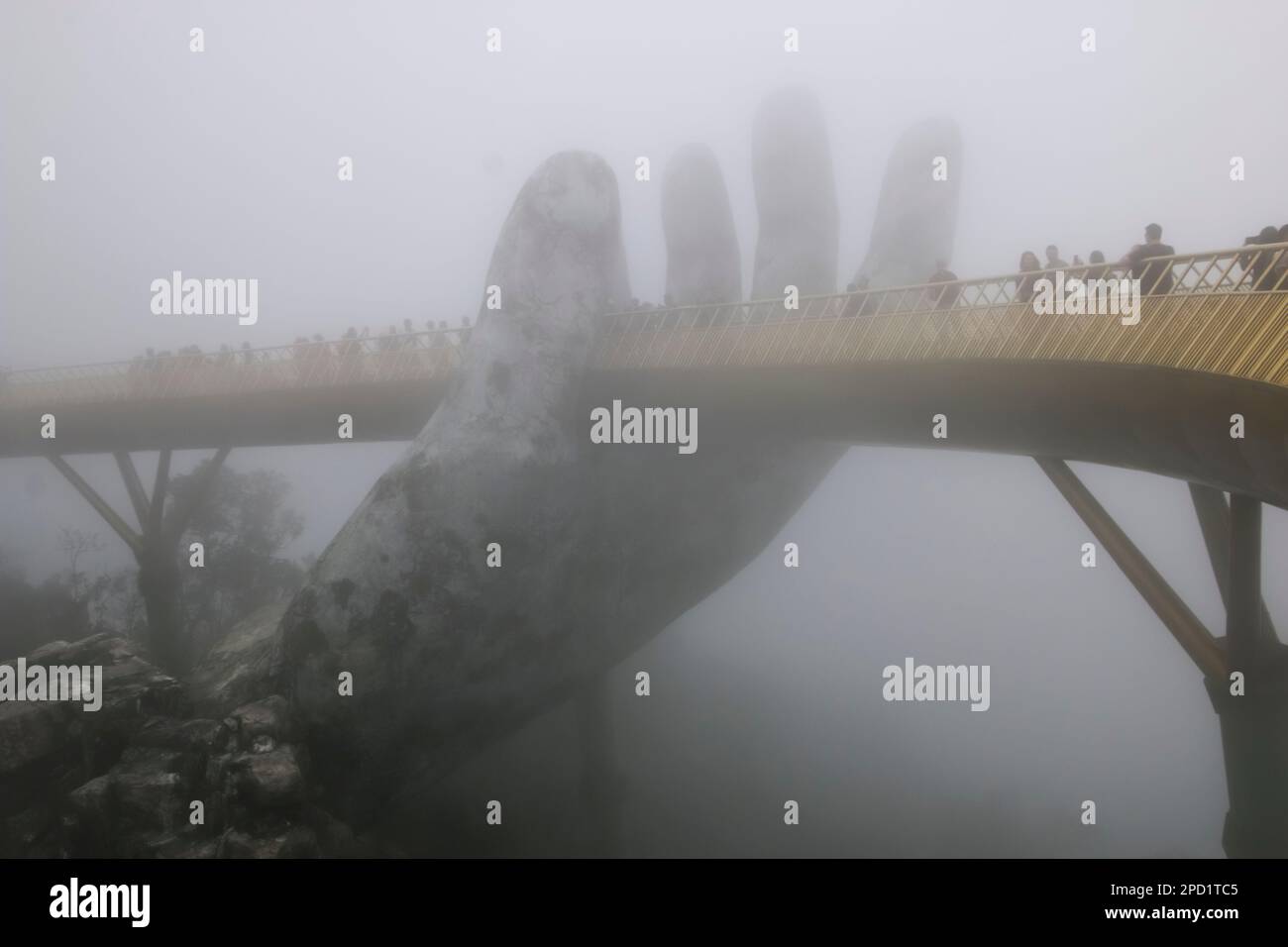 Golden Bridge im Nebel, Sun World ist der Vergnügungspark auf dem Gipfel der Ba Na Hills, Danang, Da Nang, Vietnam Stockfoto