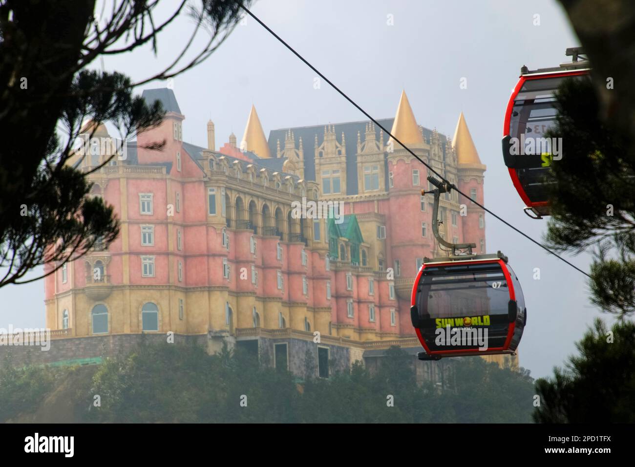 Seilbahn im Nebel, Sun World ist der Vergnügungspark auf dem Gipfel der Ba Na Hills, Danang, Da Nang, Vietnam Stockfoto