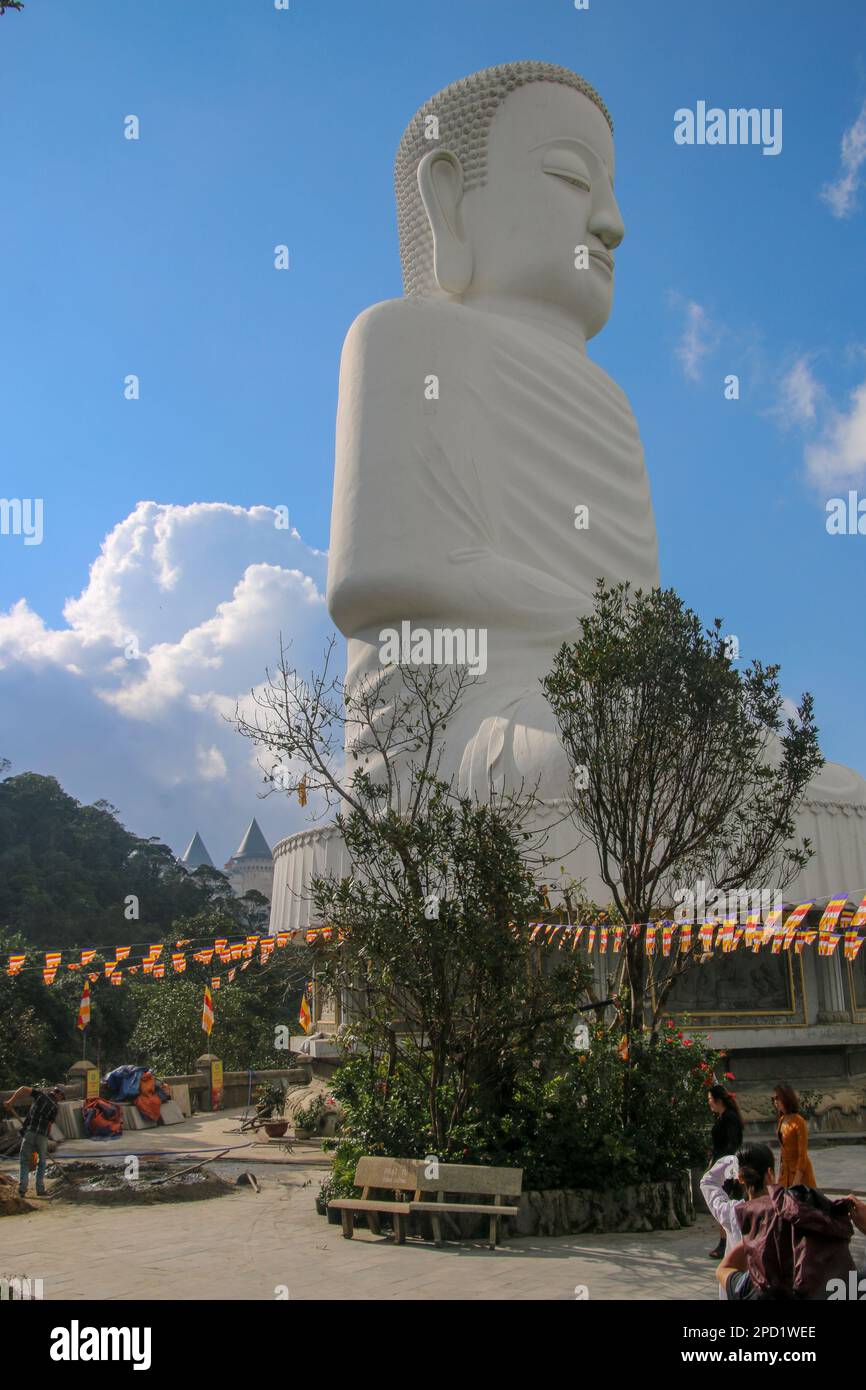 Buddha-Statue in der Sun World ist der Vergnügungspark auf dem Gipfel der Ba Na Hills, Danang, Da Nang, Vietnam Stockfoto