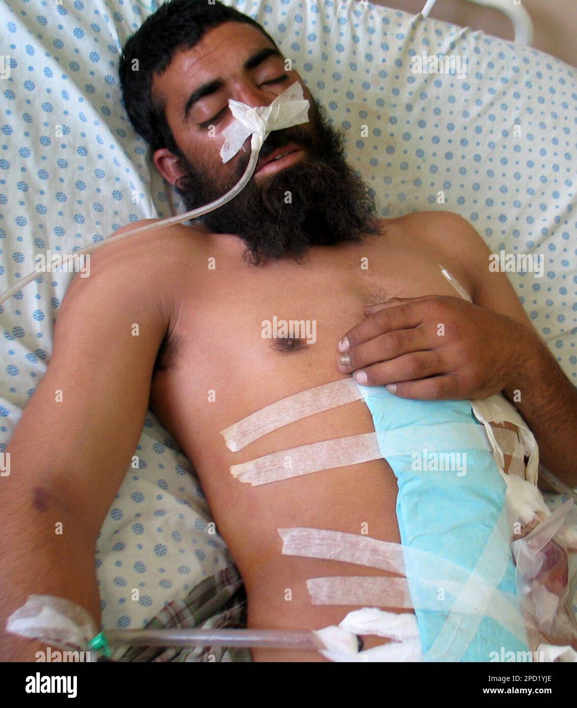 Afghan man Siddiq Jan, who got wounded by a coalition airstrike in Panjwai district of Kandahar province, lies on a bed after treatment at a hospital in Kandahar, Afghanistan, Monday, May 22, 2006. U.S.-led coalition aircraft killed up to 80 suspected Taliban militants in a night airstrike on a rebel stronghold in southern Afghanistan, the coalition said. The local governor said 16 civilians also died. (AP Photo/Noor Khan) Stockfoto