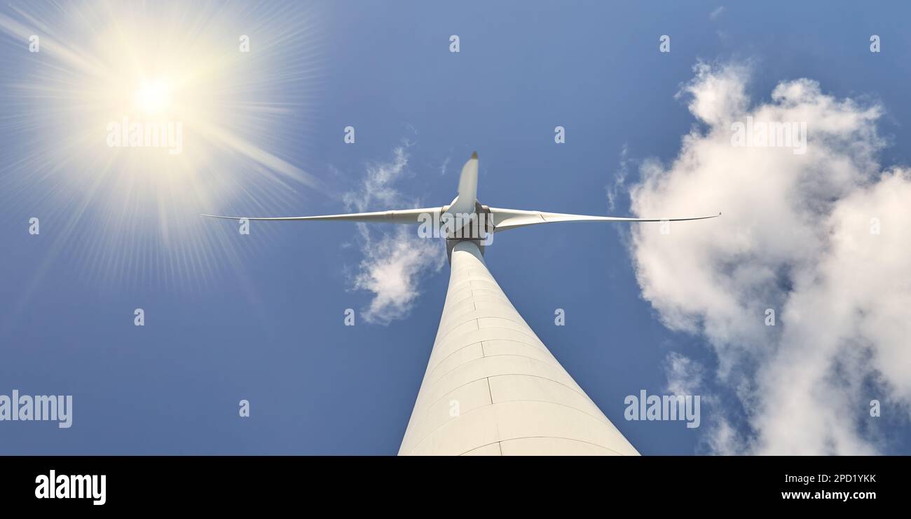 Niedriger Winkel mit Blick auf eine niederländische Windturbine mit blauem Himmel und Sonnenlicht Stockfoto