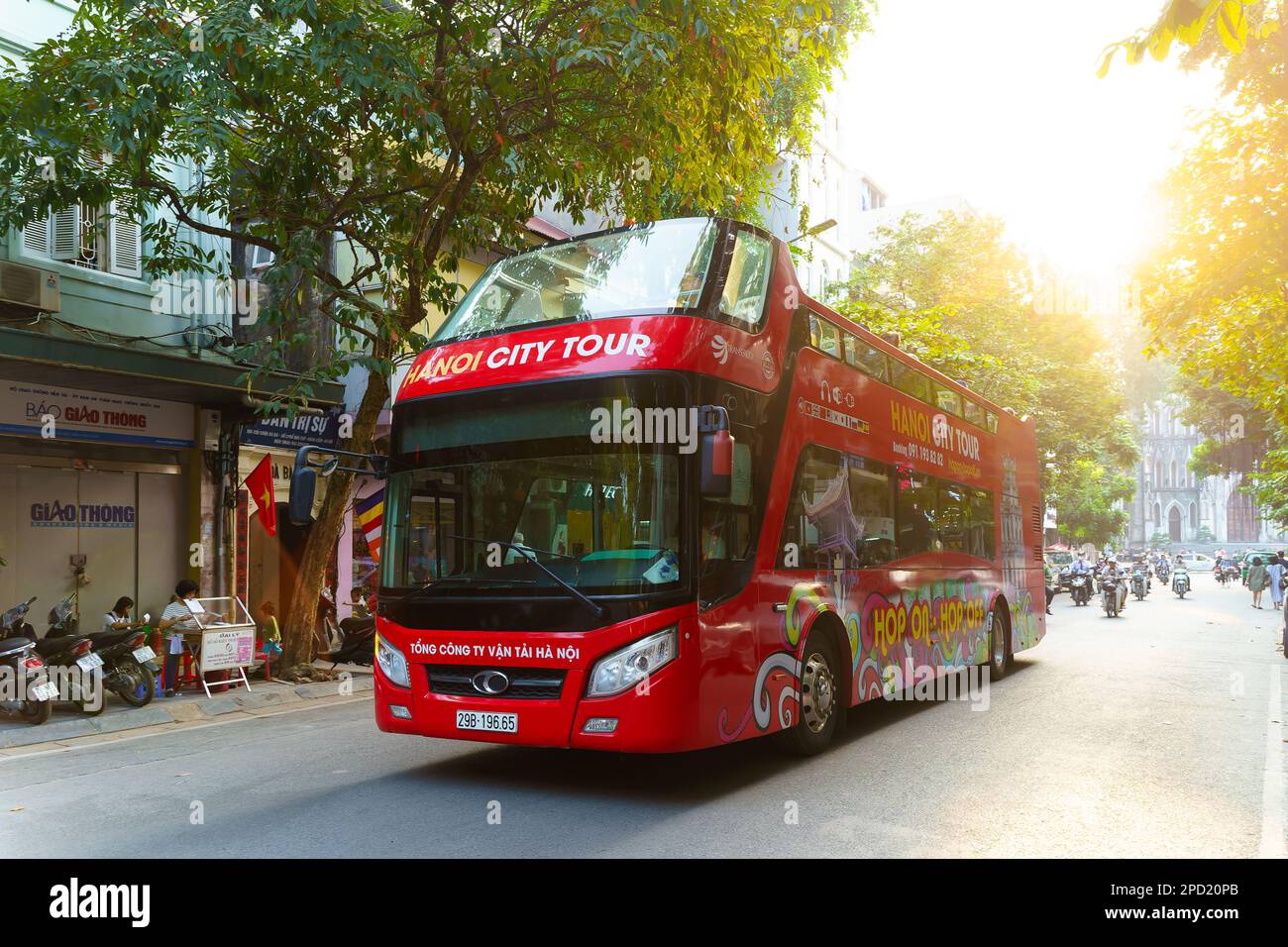 Hanoi, Vietnam - 06. November 2019: Blick auf die Straße mit rotem Stadtbesichtigungsbus in Hanoi, der Hauptstadt von Vietnam Stockfoto