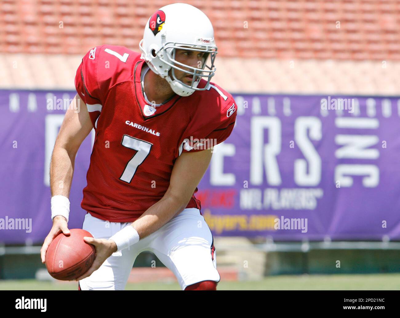 Tenth-overall NFL draft pick Matt Leinart, of the Arizona Cardinals, poses for photographs during the 2006 Reebok NFL Players Rookie Premiere at the Coliseum in Los Angeles on Saturday, May 20, 2006. (AP Photo/Matt Sayles) Stockfoto