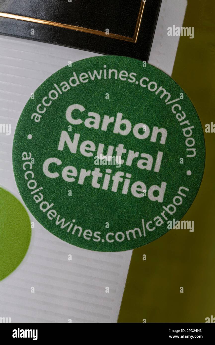 Kohlenstoffneutraler zertifizierter Aufkleber auf der Flasche des Hardys VR-Weinprodukts Chardonnay aus Australien, Australien, verkauft im Vereinigten Königreich Stockfoto