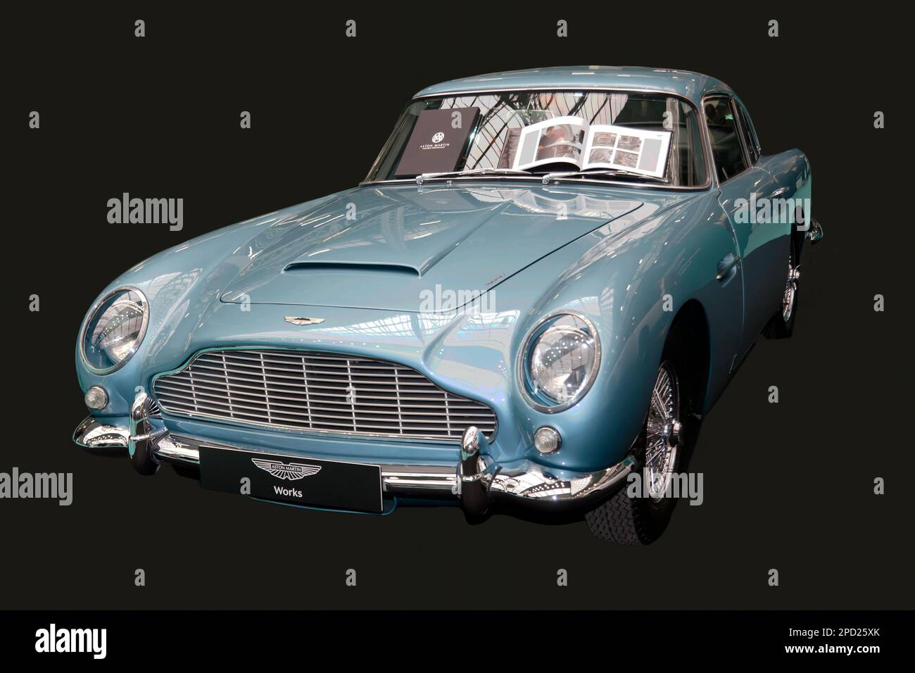 Isolierte, dreiviertel Vorderansicht eines Aston Martin Works aus dem Jahr 1964, vollständig restauriert, DB5, auf ihrem Stand auf der London Classic Car Show 2023 Stockfoto