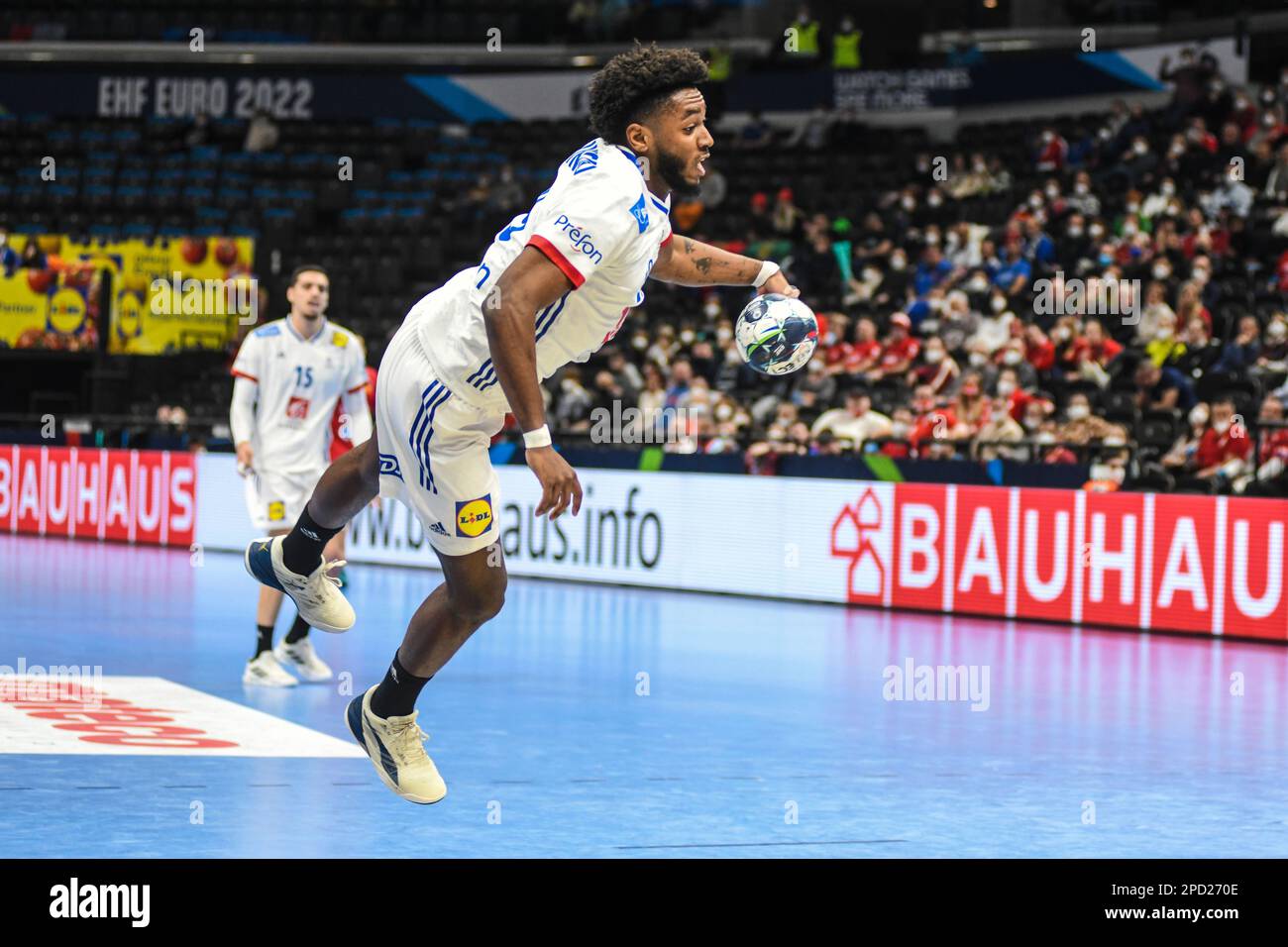 Benoit Kounkoud (Frankreich) gegen Montenegro. EHF Euro 2022. Hauptrunde Stockfoto