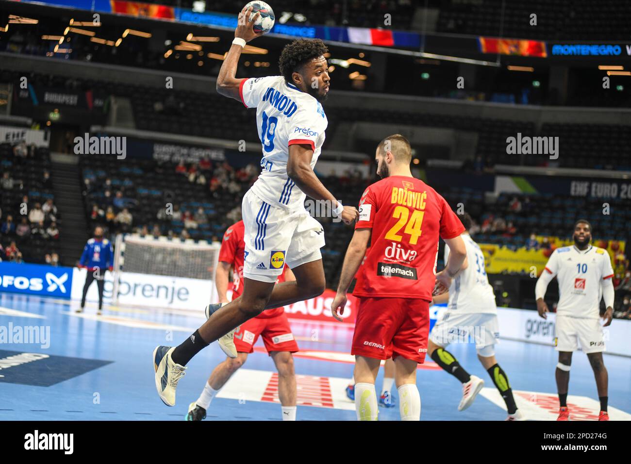 Benoit Kounkoud (Frankreich) gegen Montenegro. EHF Euro 2022. Hauptrunde Stockfoto