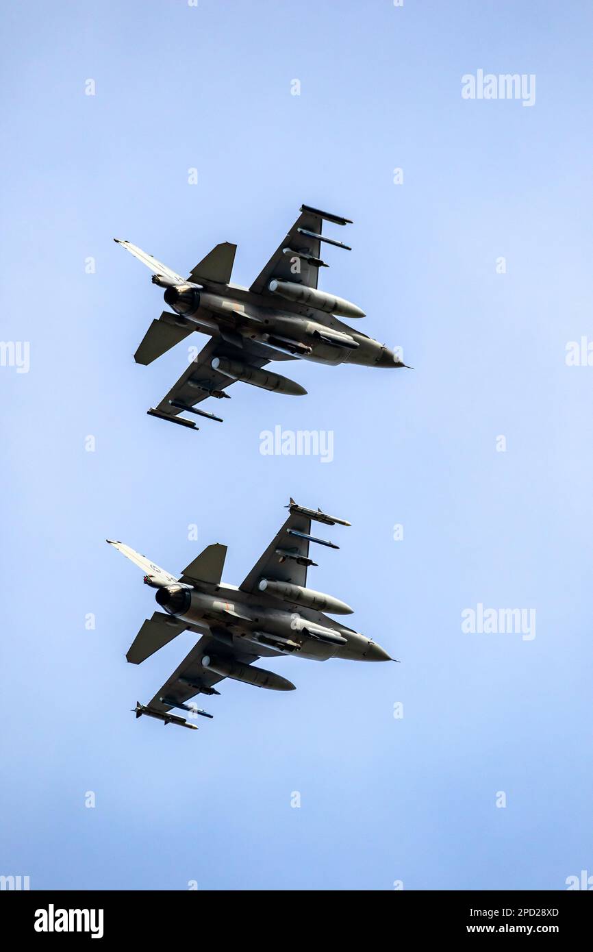 Zwei NATO F-16-Kampfflugzeuge fliegen über dem Luftwaffenstützpunkt Leewuarden, Niederlande - 30. März 2022 Stockfoto