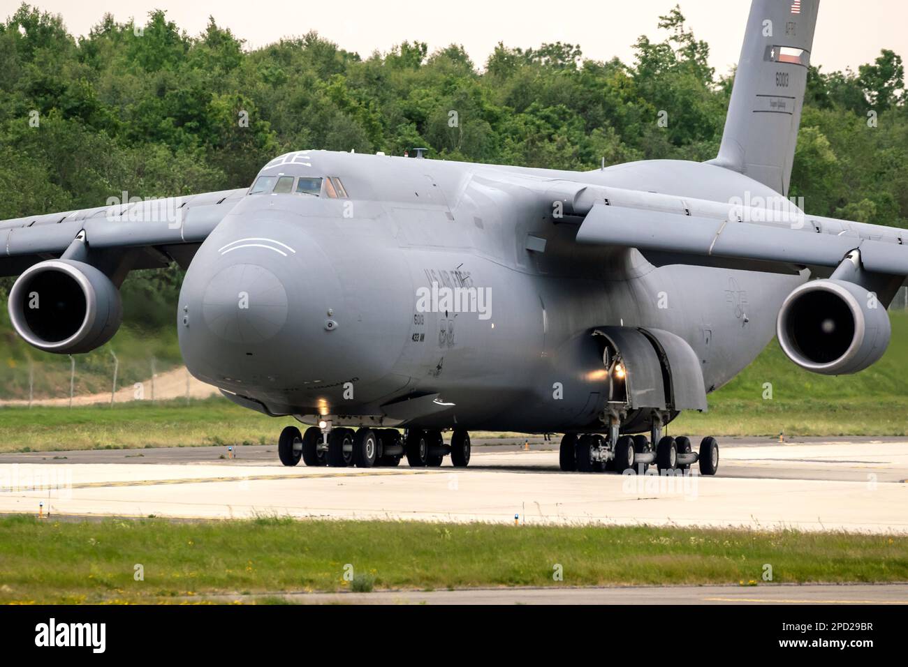 US Air Force Lockheed C-5M Galaxy Transportflugzeug rollt auf die Start- und Landebahn. USA - 16. Mai 2022 Stockfoto