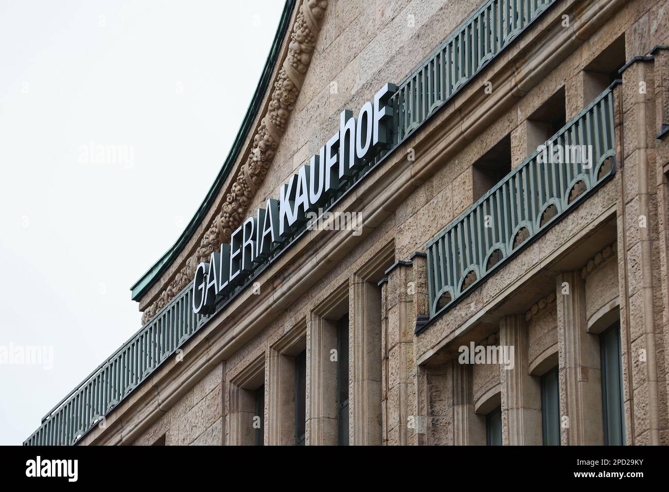 DÜSSELDORF, DEUTSCHLAND. 14. März 2023 Galeria Karstadt Kaufhof. Nach Insolvenzmaßnahmen hat die deutsche Kaufhauskette Galeria Karstadt Kaufhof die Schließung von 52 von 129 Geschäften angekündigt, so dass über 5000 Mitarbeiter entlassen werden müssen. Schlechte Ergebnisse nach Covid-19 und eine unpopuläre Internetpräsenz haben die kürzlich zusammengeschlossene Kette gezwungen, Maßnahmen zum Schutz ihrer Finanzen zu ergreifen, einschließlich der Deaktivierung von Rolltreppen und Aufzügen in Geschäften. Kredit: Ant Palmer / Alamy Live News Stockfoto