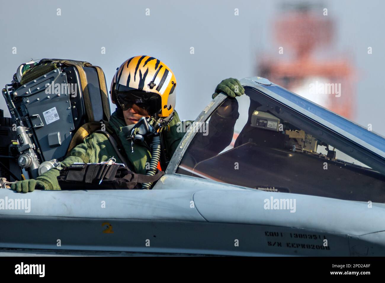 Deutscher Militärpilot mit Helm im Cockpit eines Panavia Tornado IDS-Bombenjets auf dem kleinen Brogel-Stützpunkt. Belgien - 13. September 2021 Stockfoto