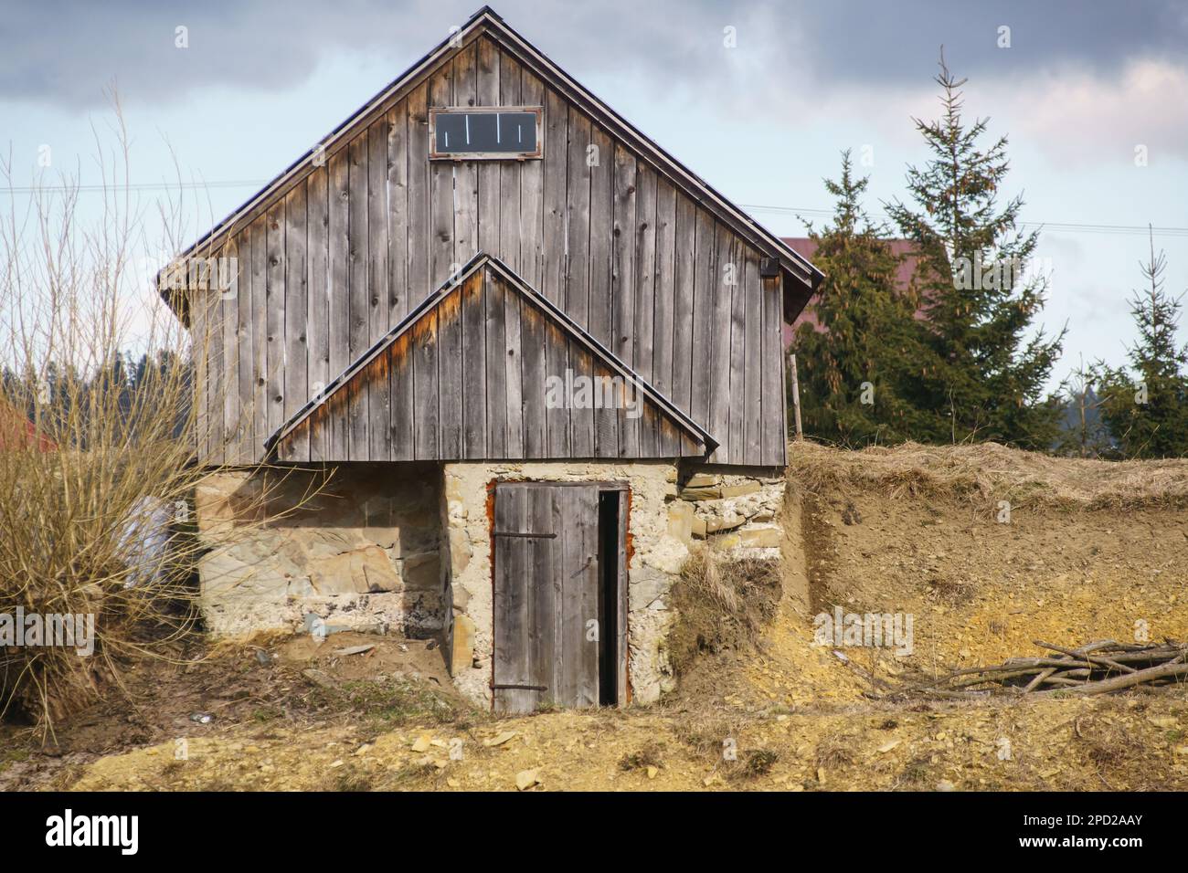 Ein Holzschuppen auf einem Hügel Stockfoto