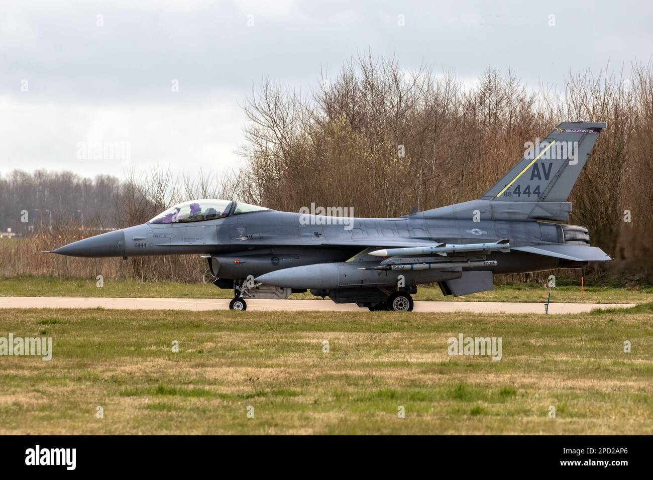 US Air Force F-16C-Kampfflugzeug des 31.-Kampfflugflügels aus Aviano auf dem Luftwaffenstützpunkt Leeuwarden, Niederlande, auf Eis gelegt - 30. März 2022 Stockfoto