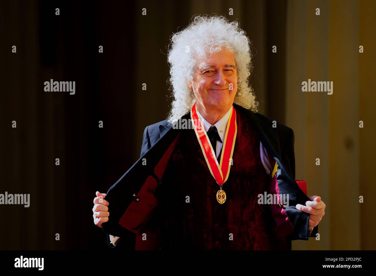 Sir Brian May, nachdem er von König Karl III. Während einer Einweihungszeremonie im Buckingham Palace, London, zum Knight Bachelor für Musik und Wohltätigkeit ernannt wurde. Foto: Dienstag, 14. März 2023. Stockfoto