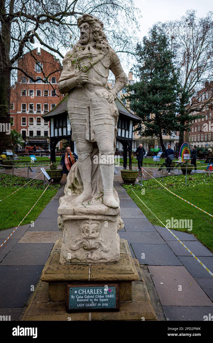 Beschädigte Versandbehälter. Umgestürzte Versandcontainer im Hafen Felixstowe. Umkippen Des Containerstapels. Stockfoto