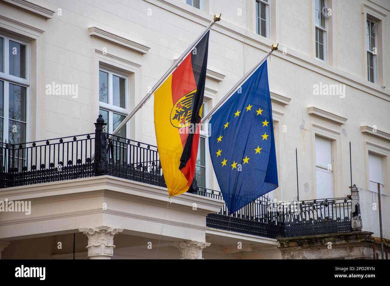 Die EU- und die deutsche Flagge fliegen stolz vor der deutschen Botschaft in London. Kredit: Sinai Noor / Alamy Stock Photo Stockfoto