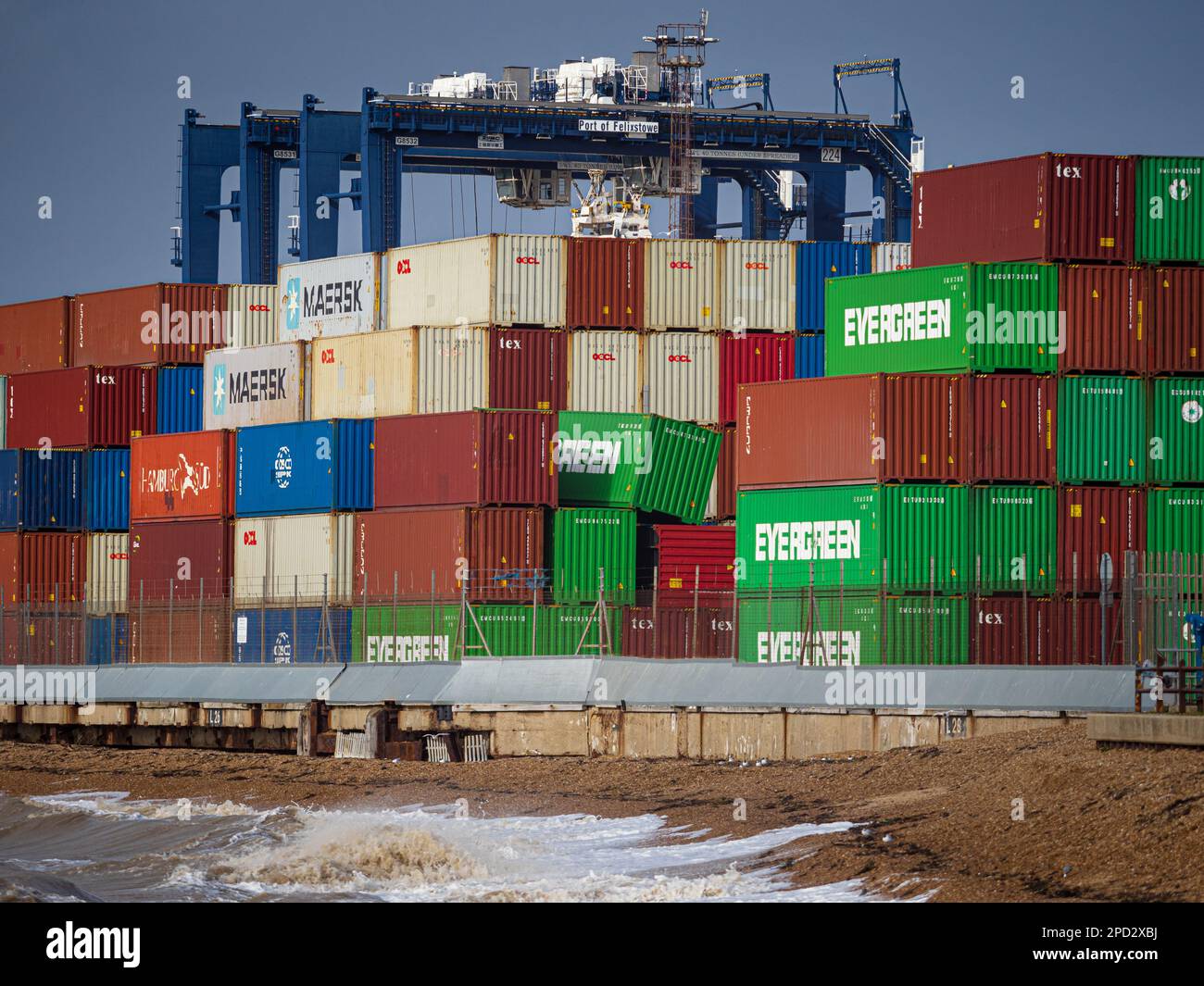 Beschädigte Versandbehälter. Umgestürzte Versandcontainer im Hafen Felixstowe. Umkippen Des Containerstapels. Stockfoto
