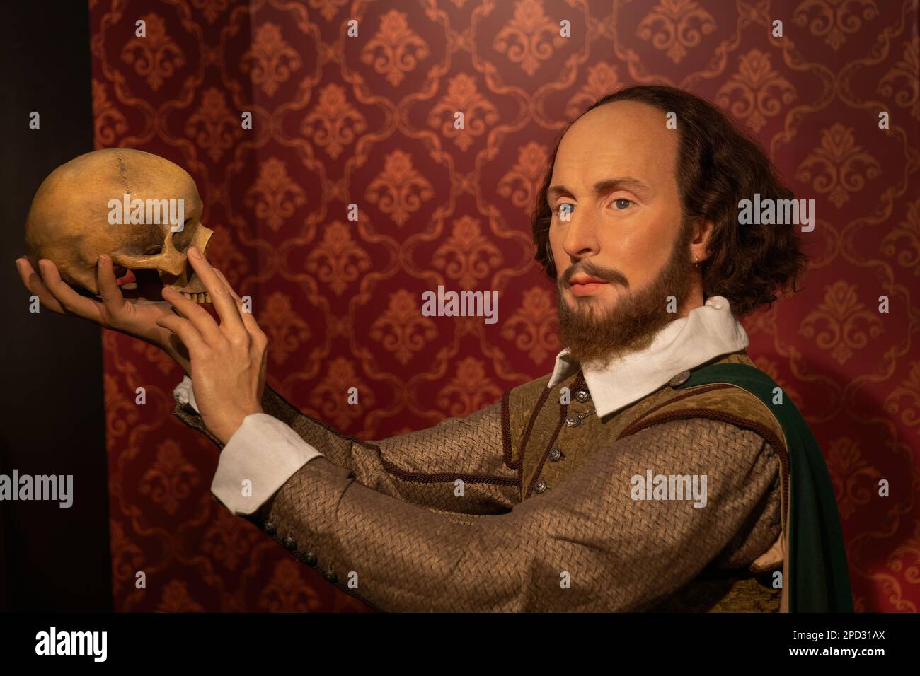 William Shakespeare mit einer Schädel-Hamlet-Szene im Berliner Wachsfigurenkabinett Madame Tussauds in Berlin. Wachsfigur eines englischen Dramatikers, Dichters und Stockfoto