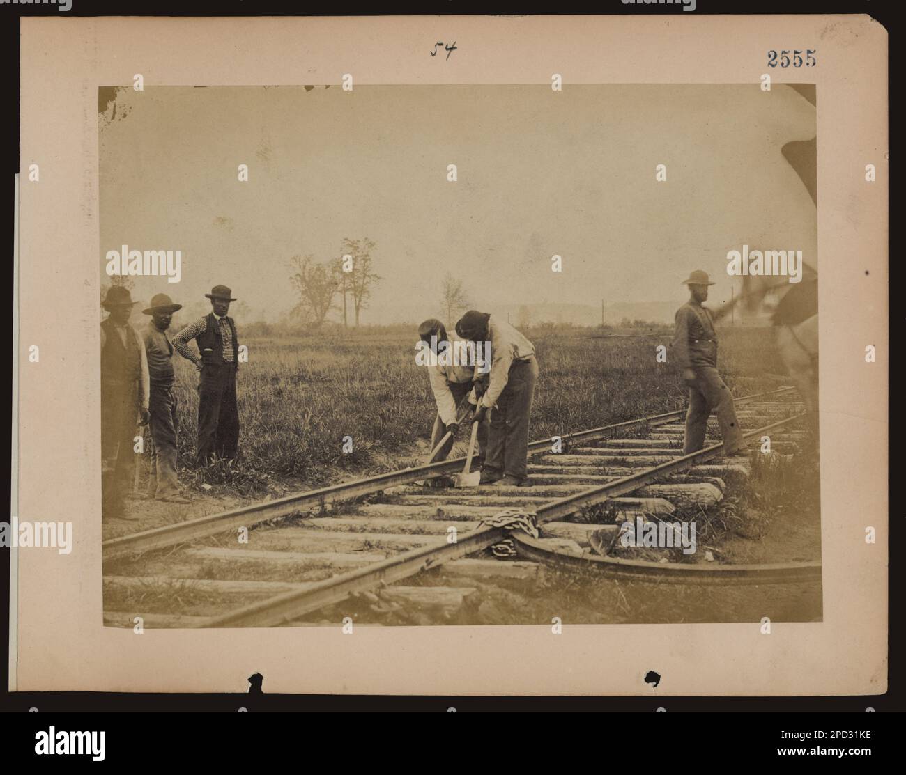Militärische Eisenbahn-Operationen in Nord-Virginia: Afroamerikanische Arbeiter im Schienenverkehr. Ist Teil von Bürgerkriegsfotos, Militärbau und Transport in Nord-Virginia und anderswo / United States Military Railway Department . Usa, Geschichte, Bürgerkrieg, 1861-1865, Afroamerikaner, Usa, Geschichte, Bürgerkrieg, 1861-1865, Transport. Stockfoto
