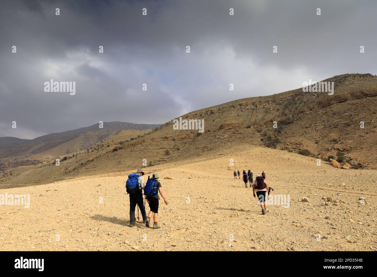 Walkers auf dem Jordan Trail in Wadi Feid, Jabal Ffied, Al-Sharat in Jordanien, Naher Osten Stockfoto