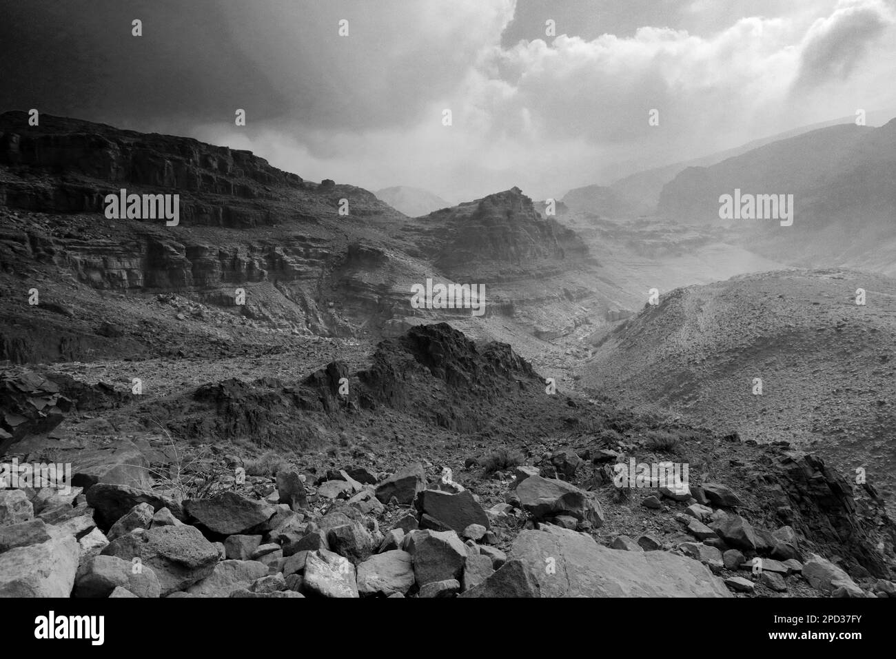 Landschaft über Naqib Shadyed auf dem Gipfel von Naqad Gulley, Jabal fied, Al-Sharat-Gebiet in Jordanien, Naher Osten Stockfoto