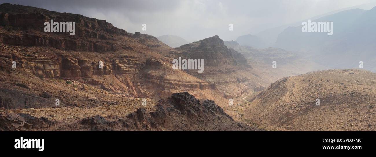 Landschaft über Naqib Shadyed auf dem Gipfel von Naqad Gulley, Jabal fied, Al-Sharat-Gebiet in Jordanien, Naher Osten Stockfoto