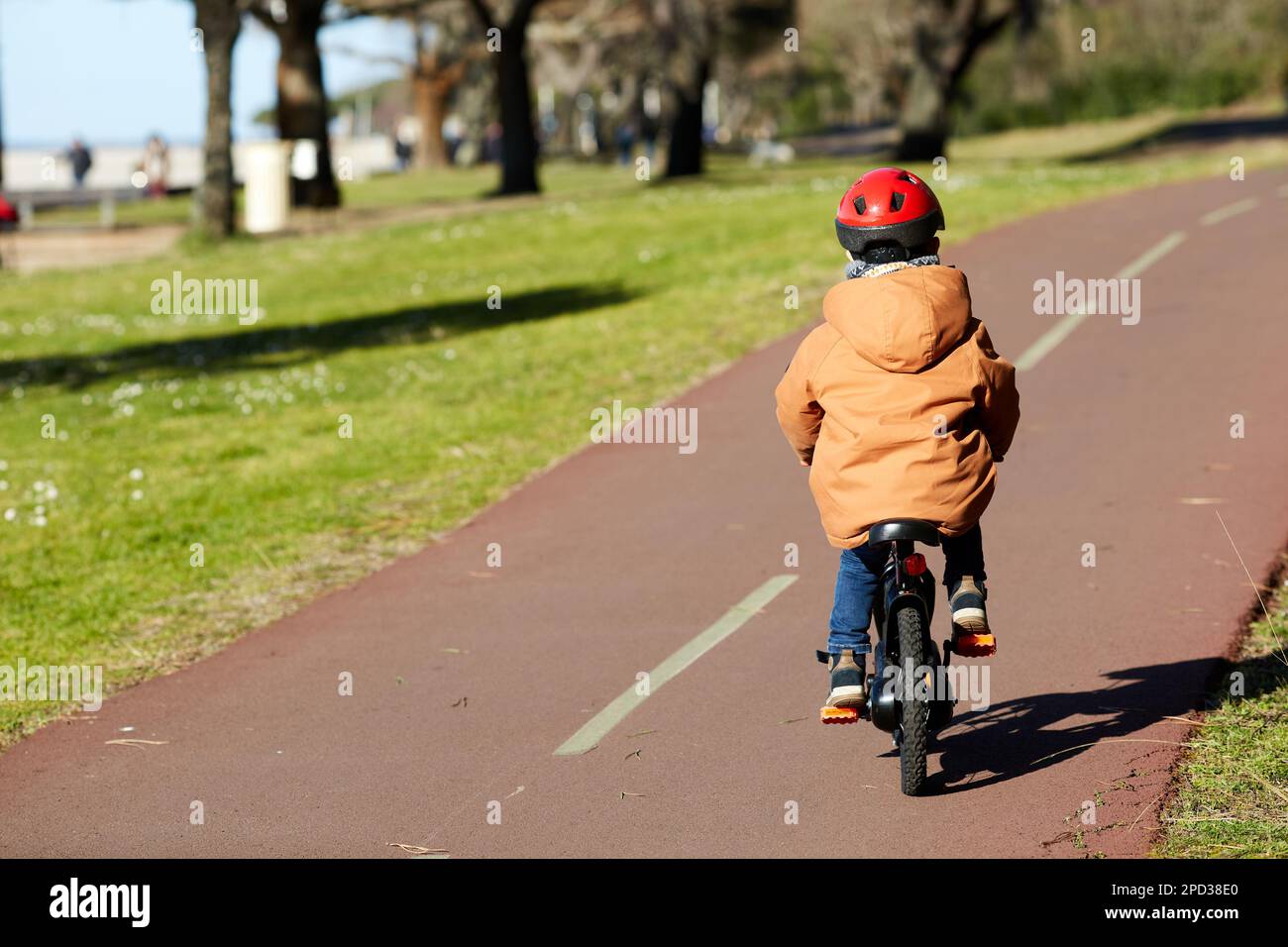 Junge Jungs, die Fahrräder auf dem Radweg fahren an einem sonnigen Tag Stockfoto