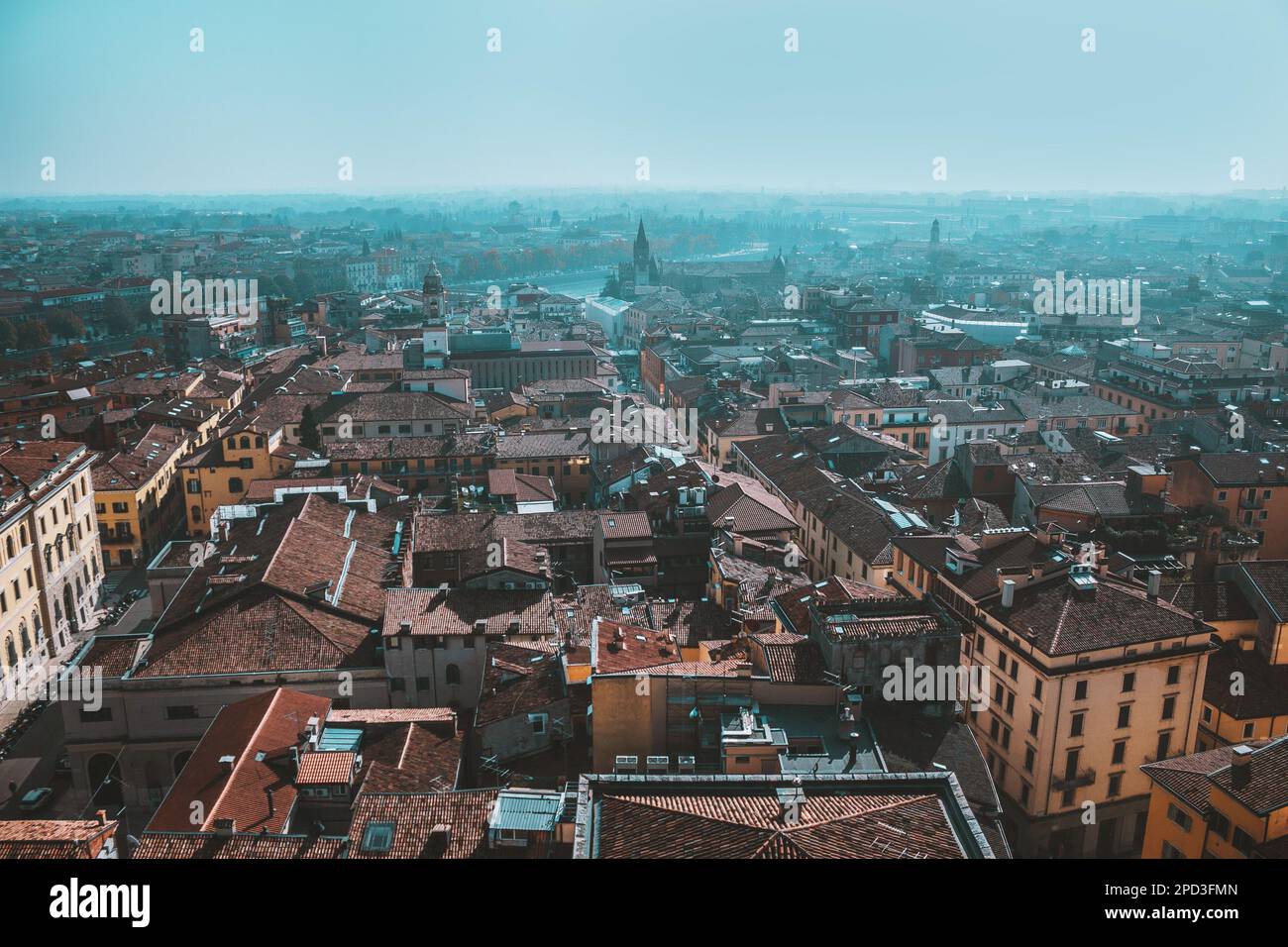 Sonniger Tag im Stadtzentrum von Verona, Italien. Panoramablick von oben auf die Straßen und Wahrzeichen der Altstadt Stockfoto