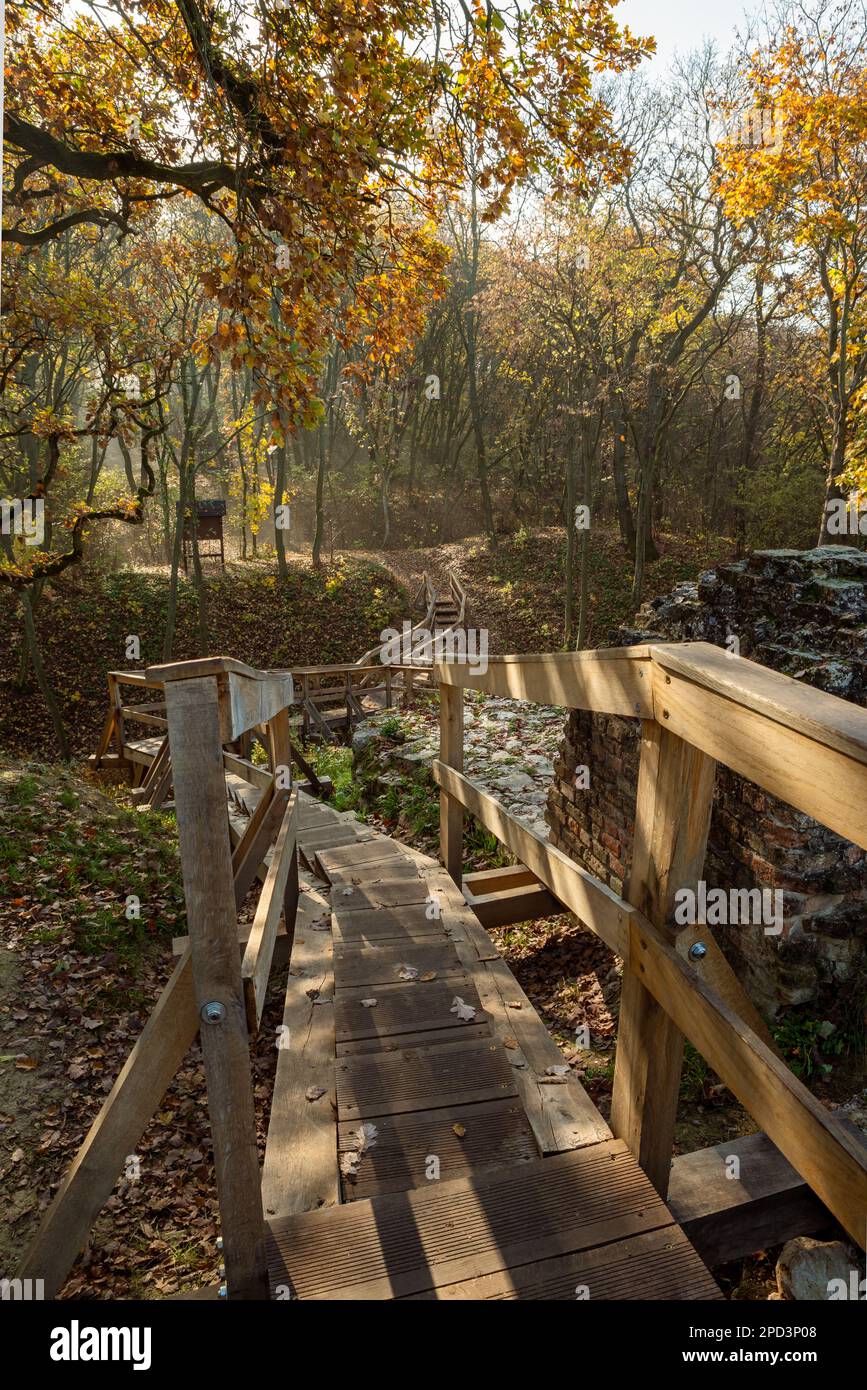 Alte Burgruinen in der Nähe des Balaton-Sees in Ungarn. Der Name ist Kereki Fort Ruin. Erbaut im 14. Jahrhundert, finden Sie neben Kereki Dorf dazwischen Stockfoto