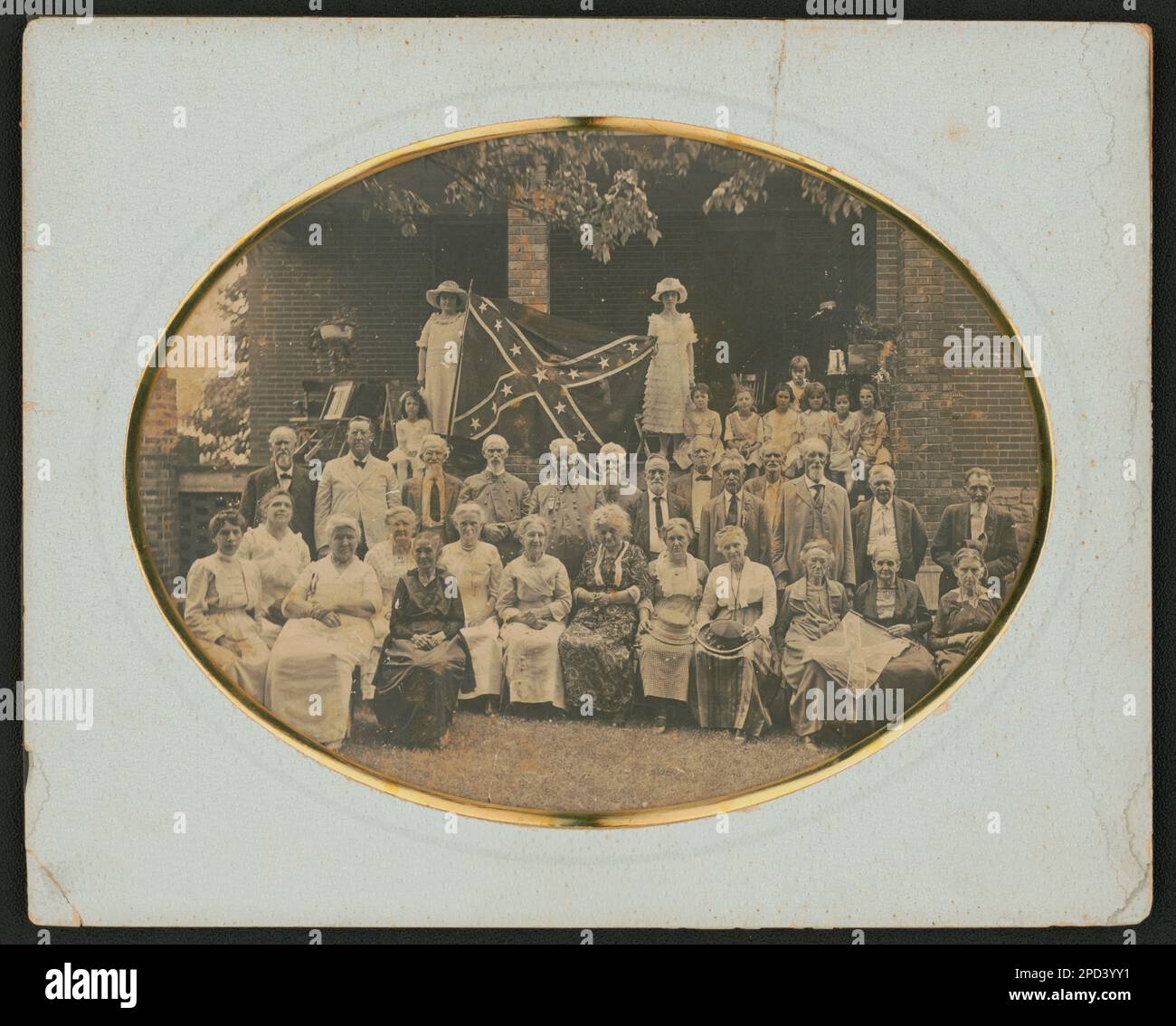 Veteranen aus dem Bürgerkrieg und ihre Familien bei einem Veteranentreffen der Vereinigten Konföderierten / W.A. Erwin, 506 So. B St. (Expertenfotografie). Liljenquist Family Sammlung von Bürgerkriegsfotos, pp/liljwoch, pp/liljvet. United Confederate Veterans, People, 1910-1930, Confederate States of America, Army, People, 1910-1930, Veterans, Confederate, 1910-1930, Frauen, 1910-1930, Kinder, 1910-1930, Usa, Geschichte, Bürgerkrieg, 1861-1865, Veteranen, Konföderierte. Stockfoto