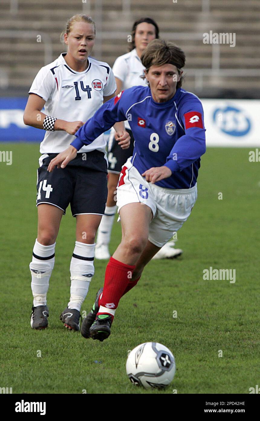 Serbia's Danijela Stoiljkovic, front, runs toward the ball as Norway's Leni Larsen Kaurin, left, looks on during the women's World Cup qualifying soccer match in Sandefjord, Norway, Wednesday, May 10, 2006. (AP Photo/Heiko Junge, SCANPIX NORWAY) ** NORWAY OUT ** Stockfoto