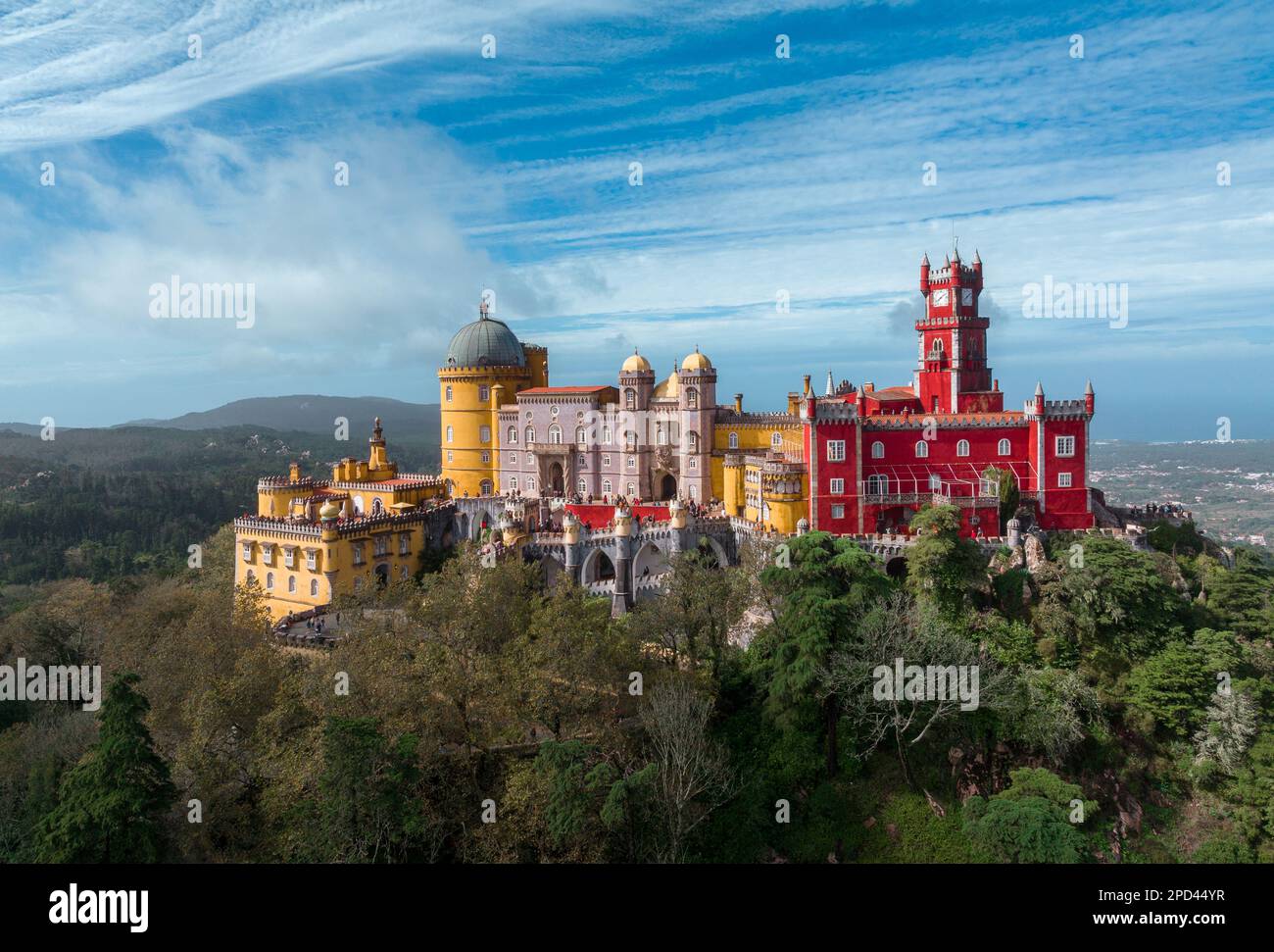 Palast von Pena in Sintra. Lissabon, Portugal. Teil der kulturellen Stätte von Sintra City. Drohnen-Perspektive Stockfoto