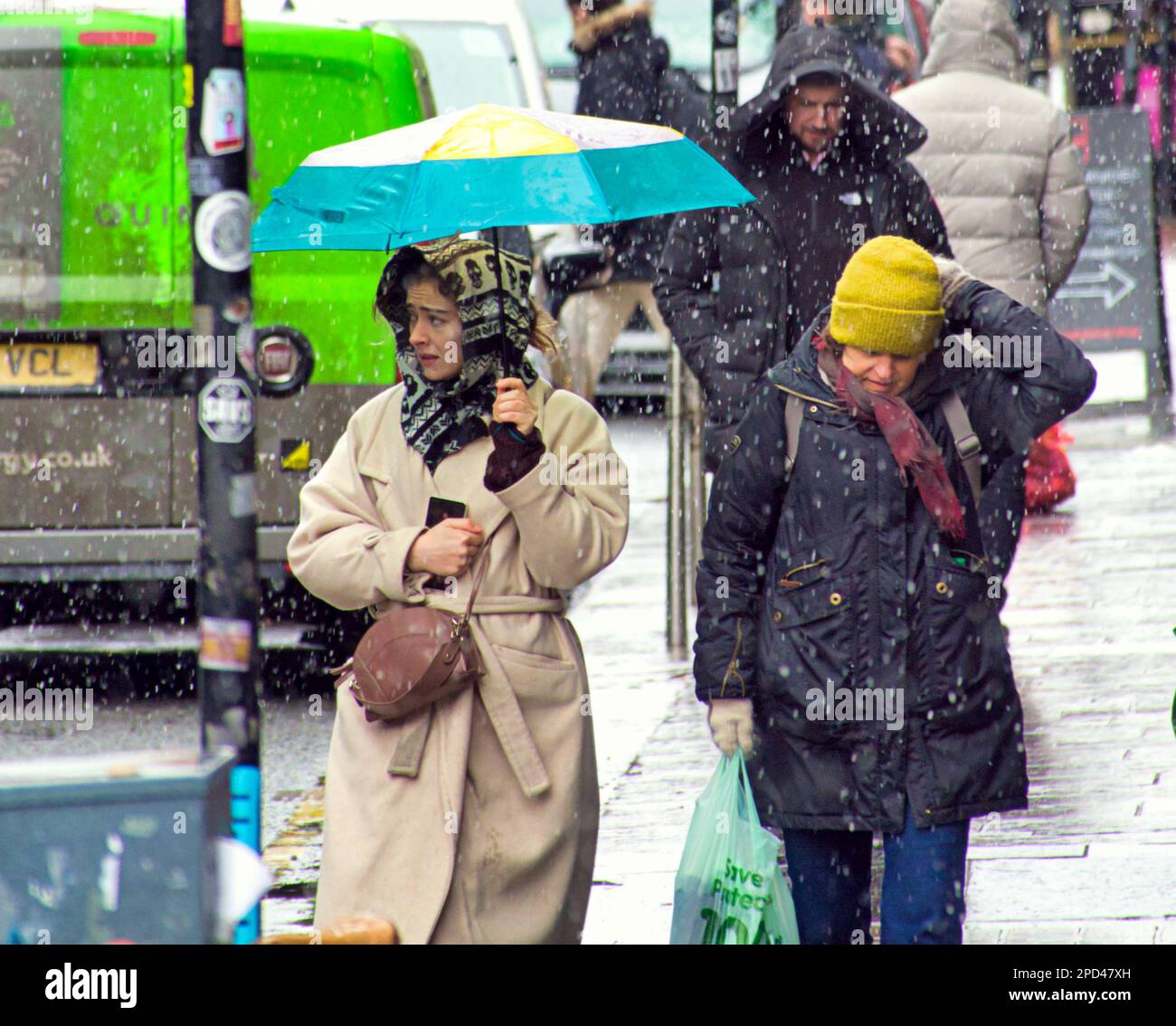 Glasgow, Schottland, Vereinigtes Königreich, 14. März 2023. Wetter in Großbritannien: Schnee über Nacht und Graupelschauer im Stadtzentrum. Credit Gerard Ferry/Alamy Live News Stockfoto