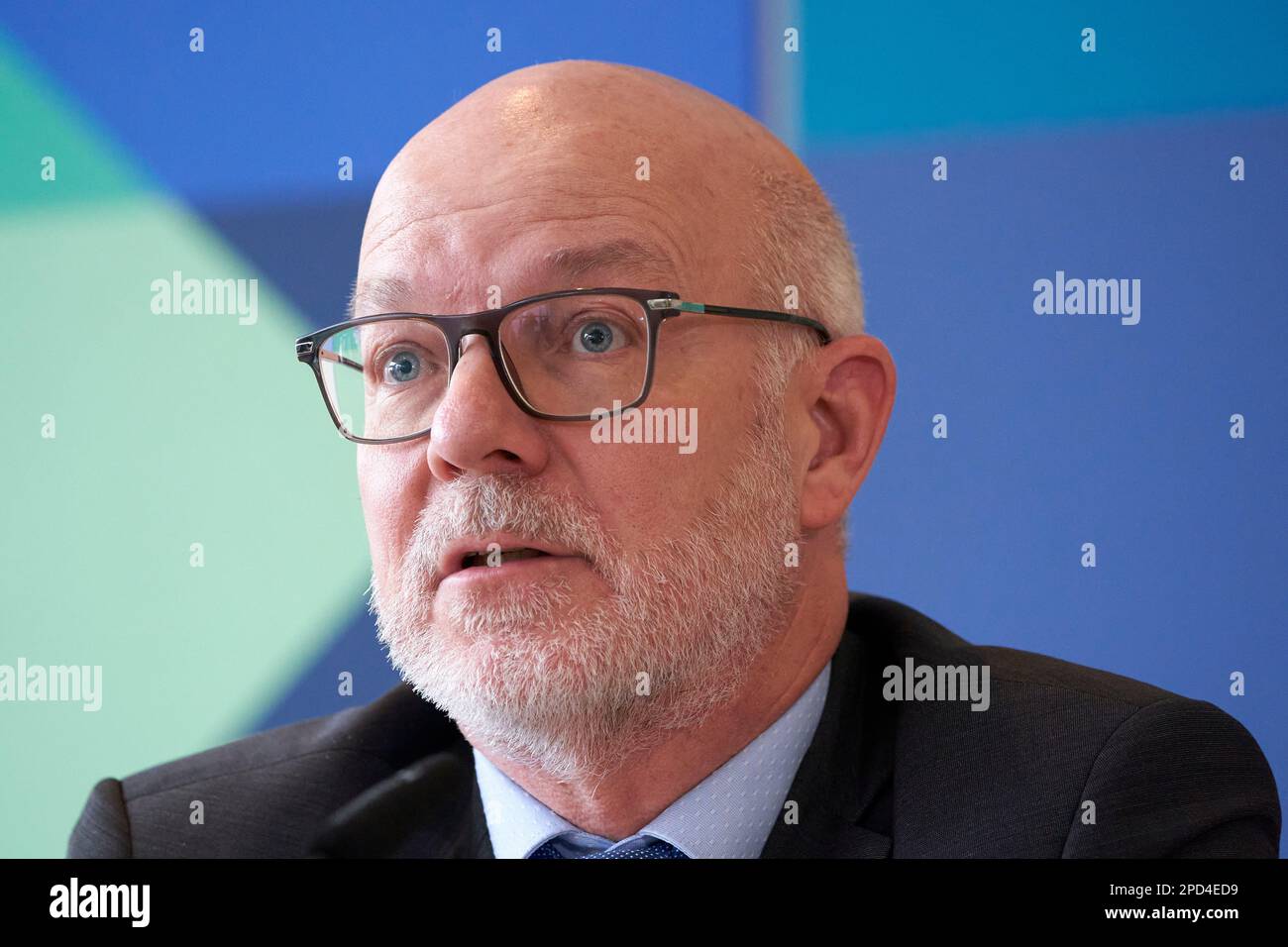 14. März 2023, Rheinland-Pfalz, Koblenz: Mario Mannweiler, Staatsanwaltschaft Koblenz (leitender oberster Staatsanwalt), sprach auf einer Pressekonferenz im Polizeihauptquartier Koblenz (Rheinland-Pfalz) zum Fall des getöteten zwölfjährigen Mädchens aus dem Siegerländischen Freudenberg (Nordrhein-Westfalen). Die Zwölfjährige war am Samstag, dem 11.03.2023., verschwunden, nachdem sie eine Freundin auf dem Heimweg besucht hatte, und wurde erst sonntags mittags tot in der Nähe eines ehemaligen Bahnhofs auf Rheinland-Pfalz-Territorium in der Nähe der Staatsgrenze zu Nordrhein-Westfalen aufgefunden. Foto: Stockfoto