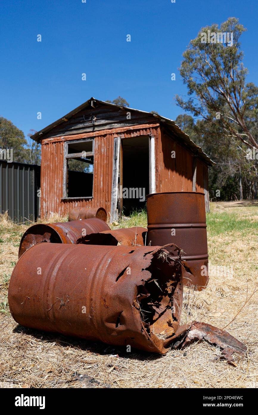 Alte rostende Trommeln und Zinnschuppen in Glenmaggie, Victoria, Australien Stockfoto